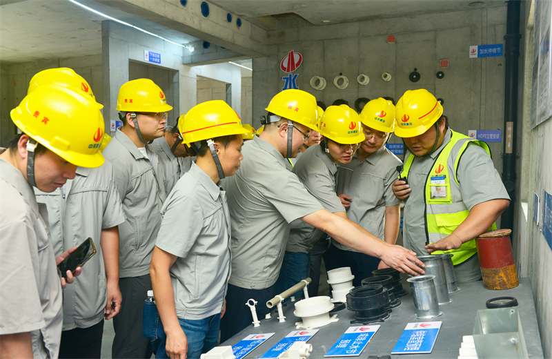 为进一步推进优质客户高效履约，提升交付品质、达成客户满意，2025年6月25日，利来w66建设集团在上海组织召开2025年越秀地产、华润置业客户履约推进会。